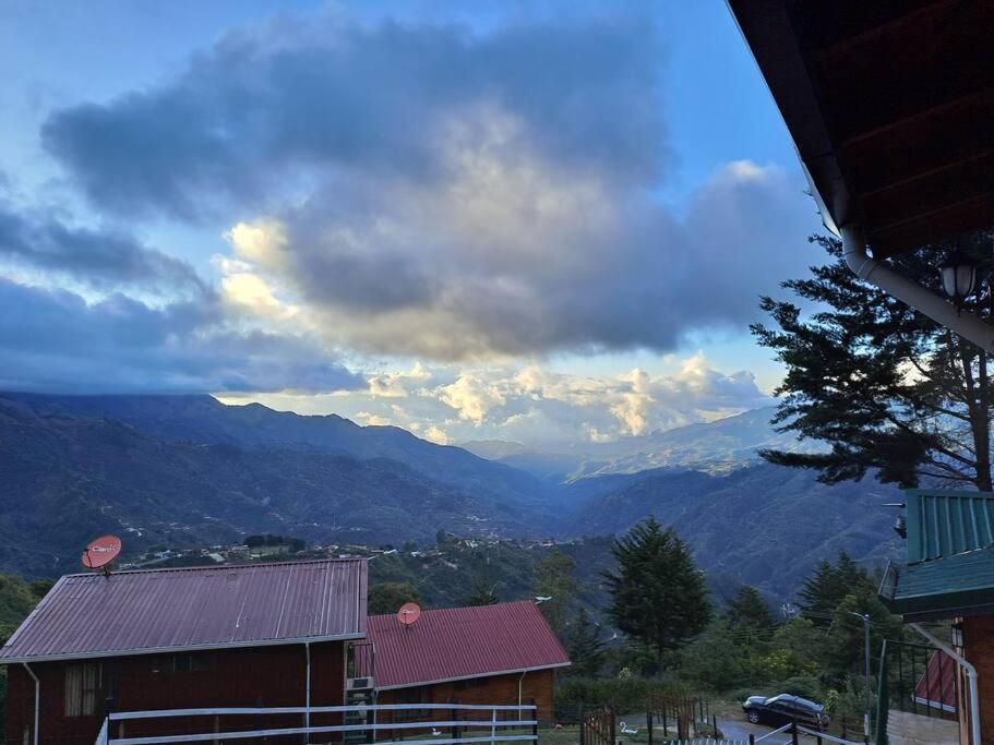 Mariposa Cometa - Living In The Clouds! Chalet